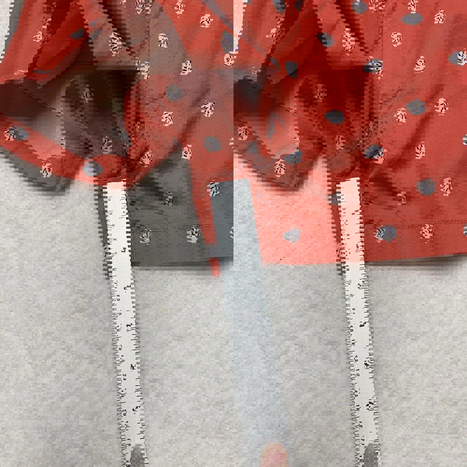 Pantalones cortos Uniqlo con estampado de conchas marinas, talla 2, parte delantera plana, color coral