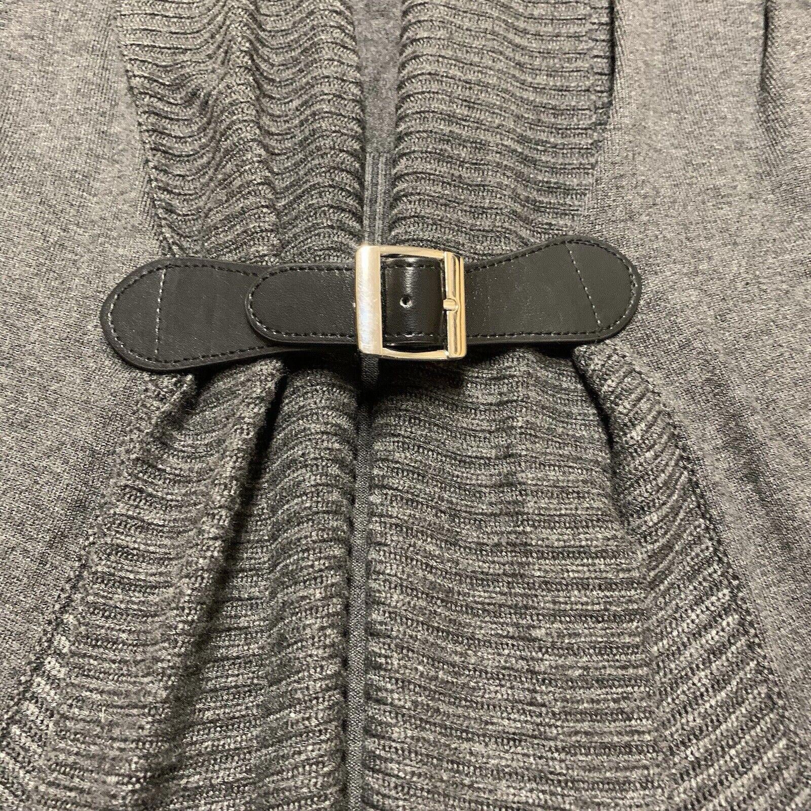 Suéter Premise Studio de punto suave gris pequeño con hebilla frontal abierta en cascada para mujer