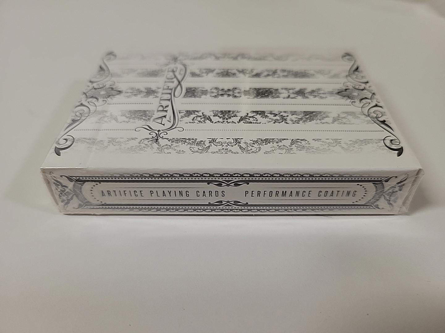 Baraja elegante blanca y negra de The Ellusionist Artifice