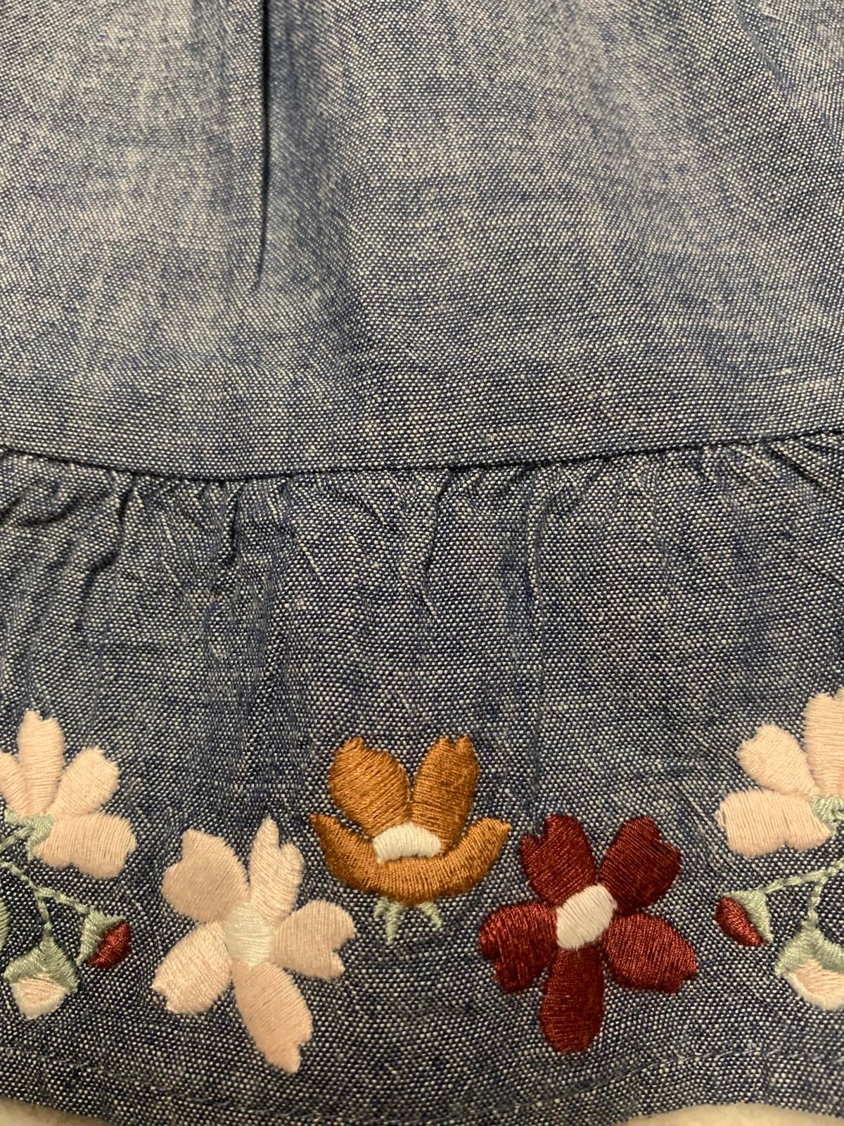Falda vaquera azul con bordado floral y pantalones cortos rosas para niñas Gymboree talla 3T