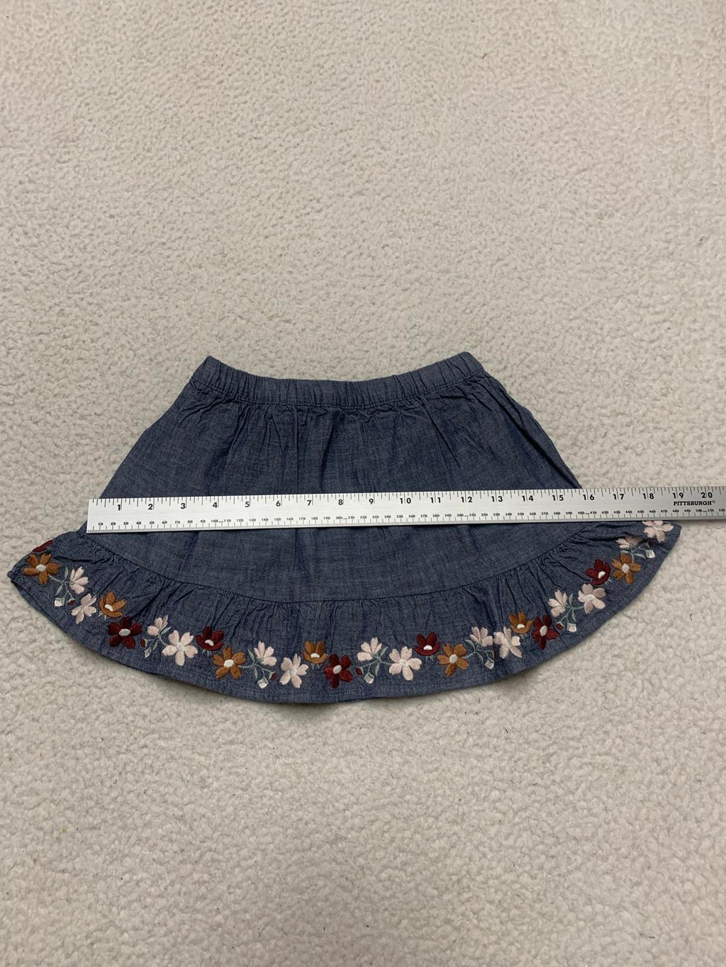 Falda vaquera azul con bordado floral y pantalones cortos rosas para niñas Gymboree talla 3T