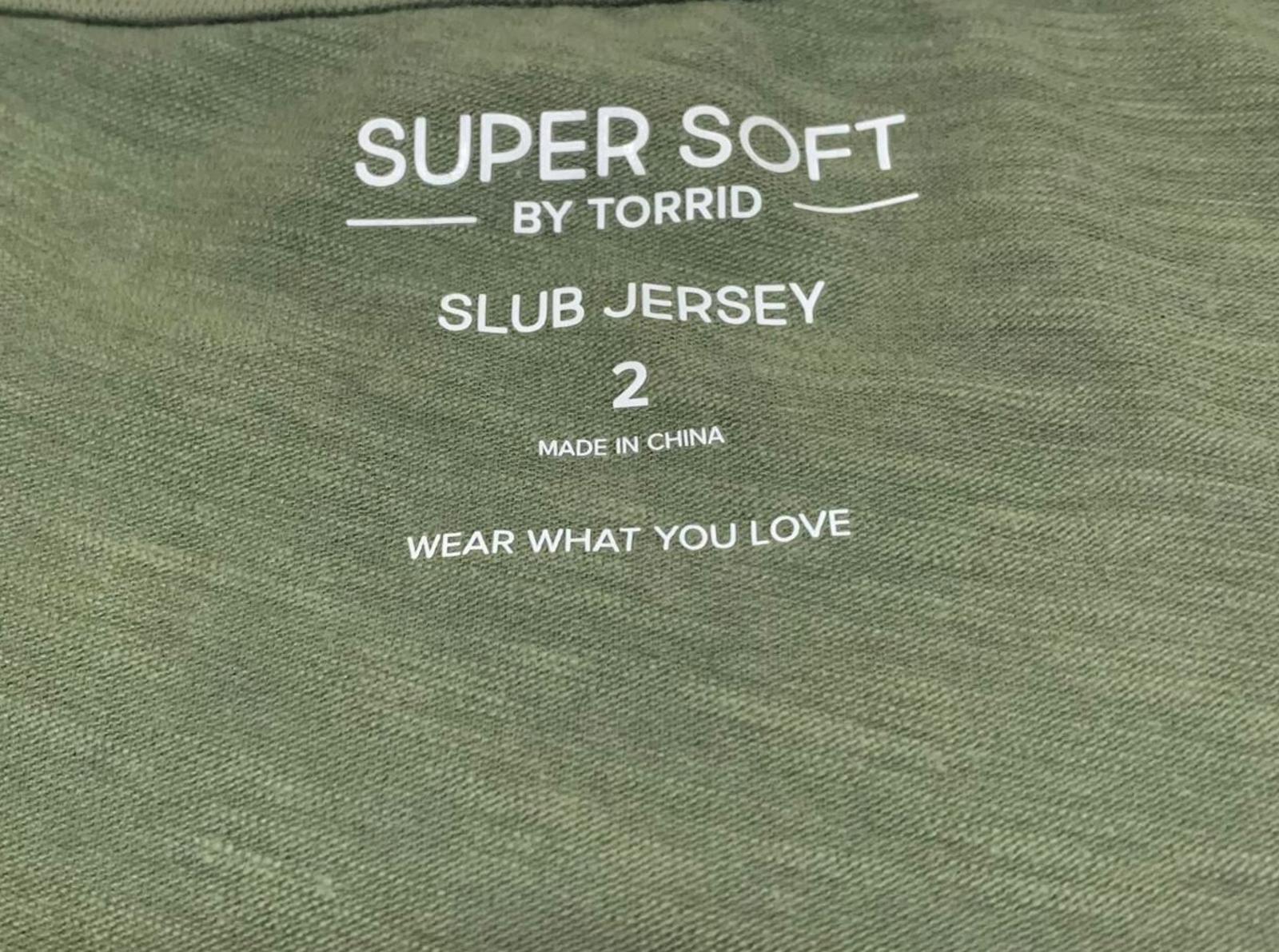 Camiseta de jersey flameado supersuave Torrid para mujer, talla 2, verde oliva