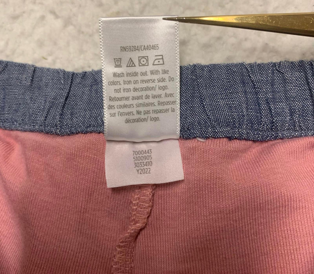 Falda vaquera azul con bordado floral y pantalones cortos rosas para niñas Gymboree talla 3T