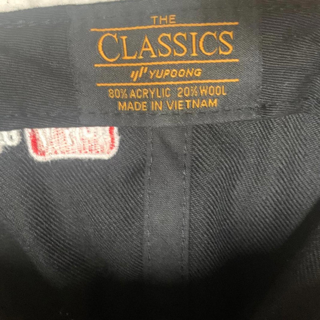 Gorra de béisbol clásica negra con cierre a presión y bordado naranja "Quiero Romi"