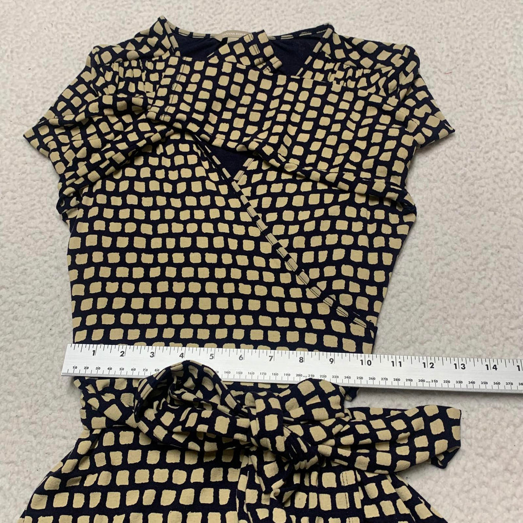 Vestido cruzado con escote en V y mangas 3/4 en color beige y negro de Banana Republic para mujer