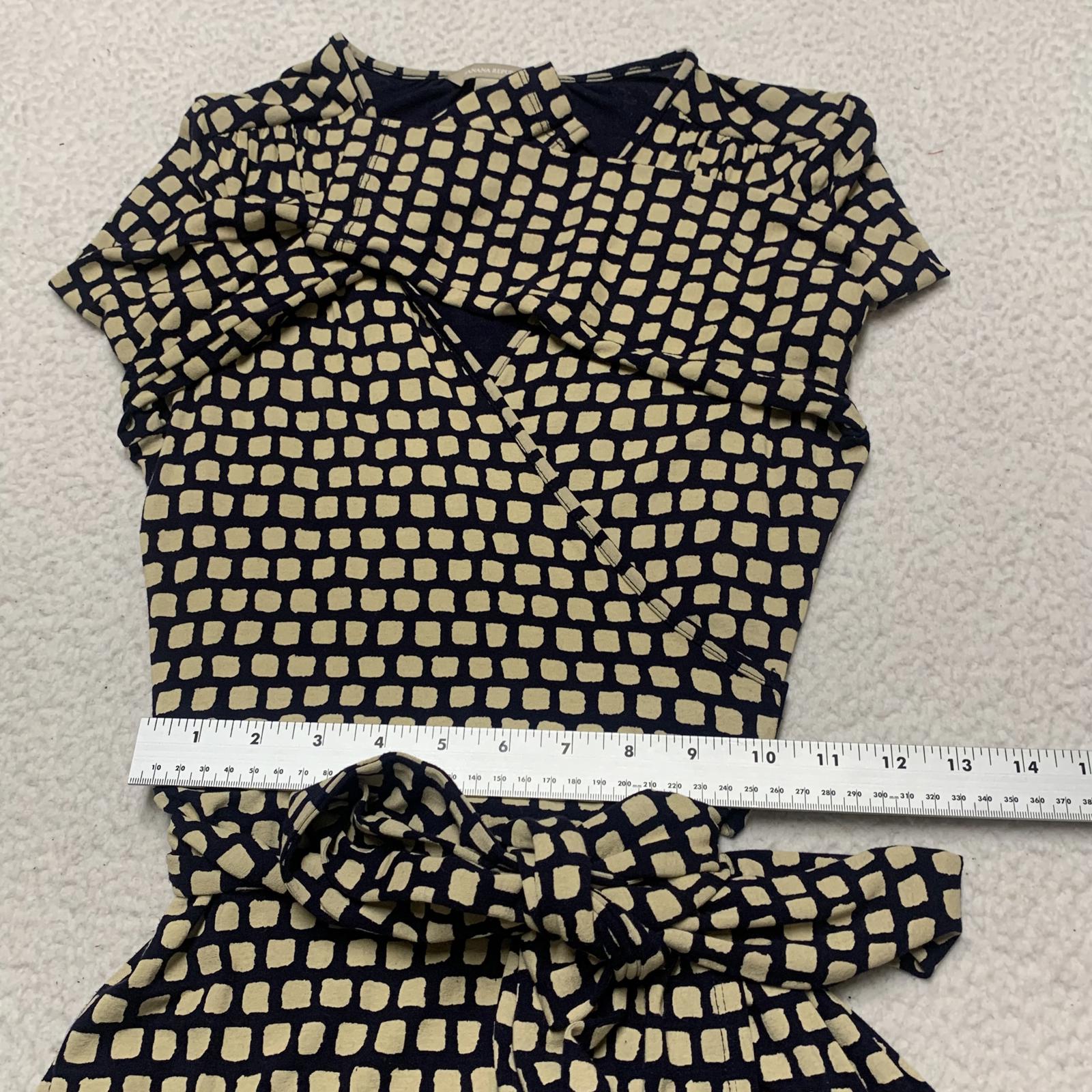 Vestido cruzado con escote en V y mangas 3/4 en color beige y negro de Banana Republic para mujer