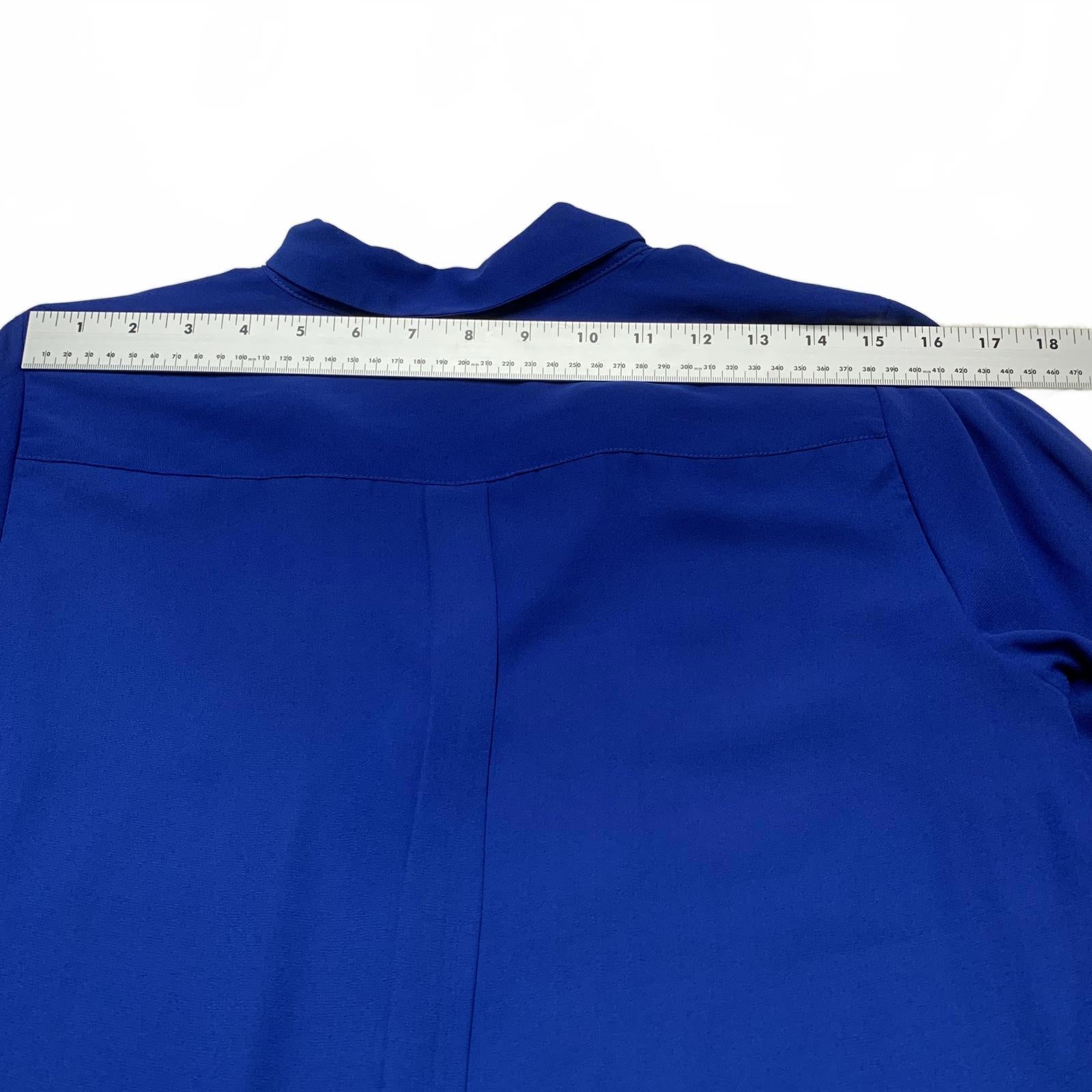 Blusa de manga larga abotonada azul rey mediano para mujer, talla limitada