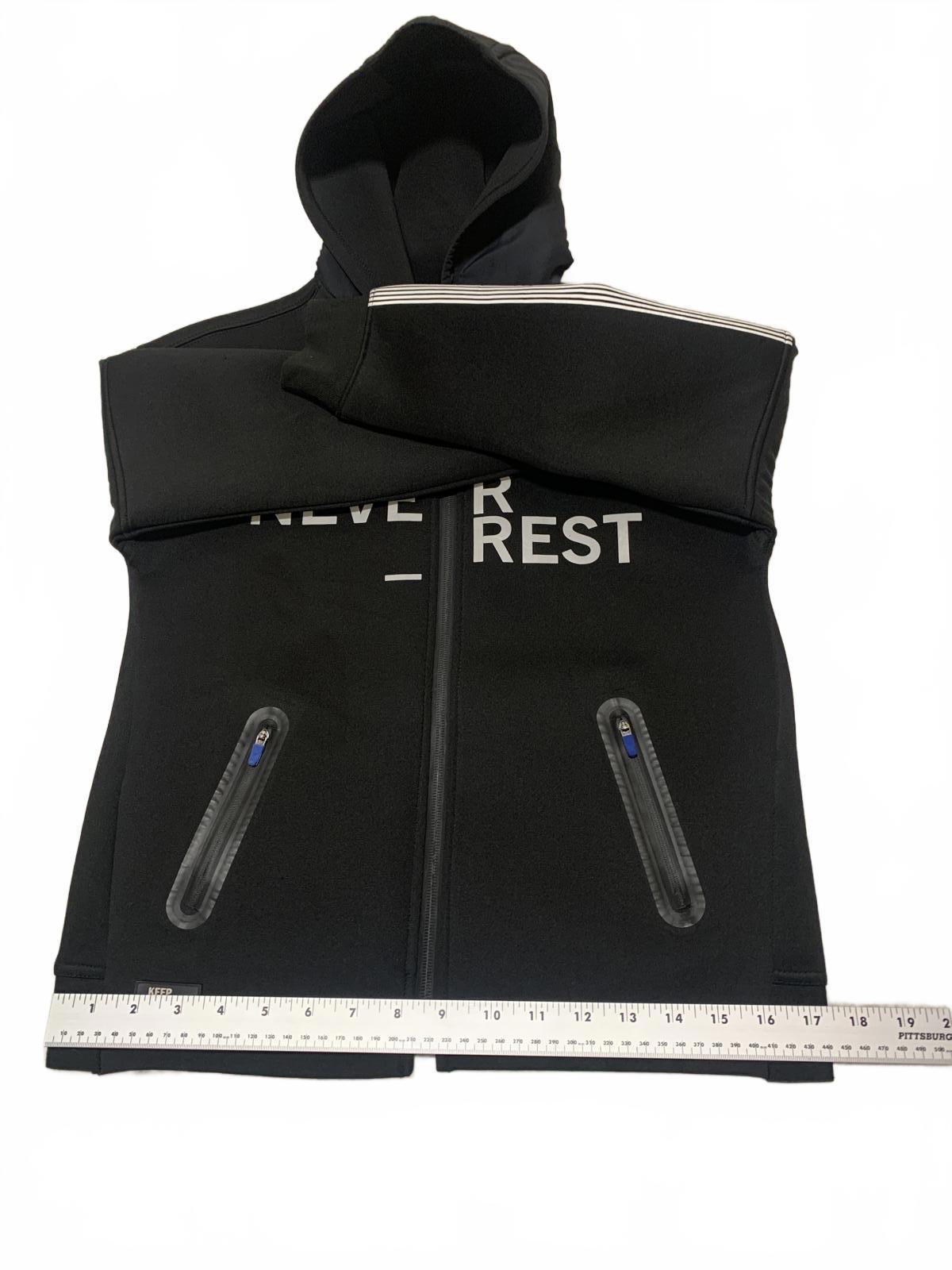 Sudadera con capucha y cremallera negra para niño de la colección Zara Kids, talla 9