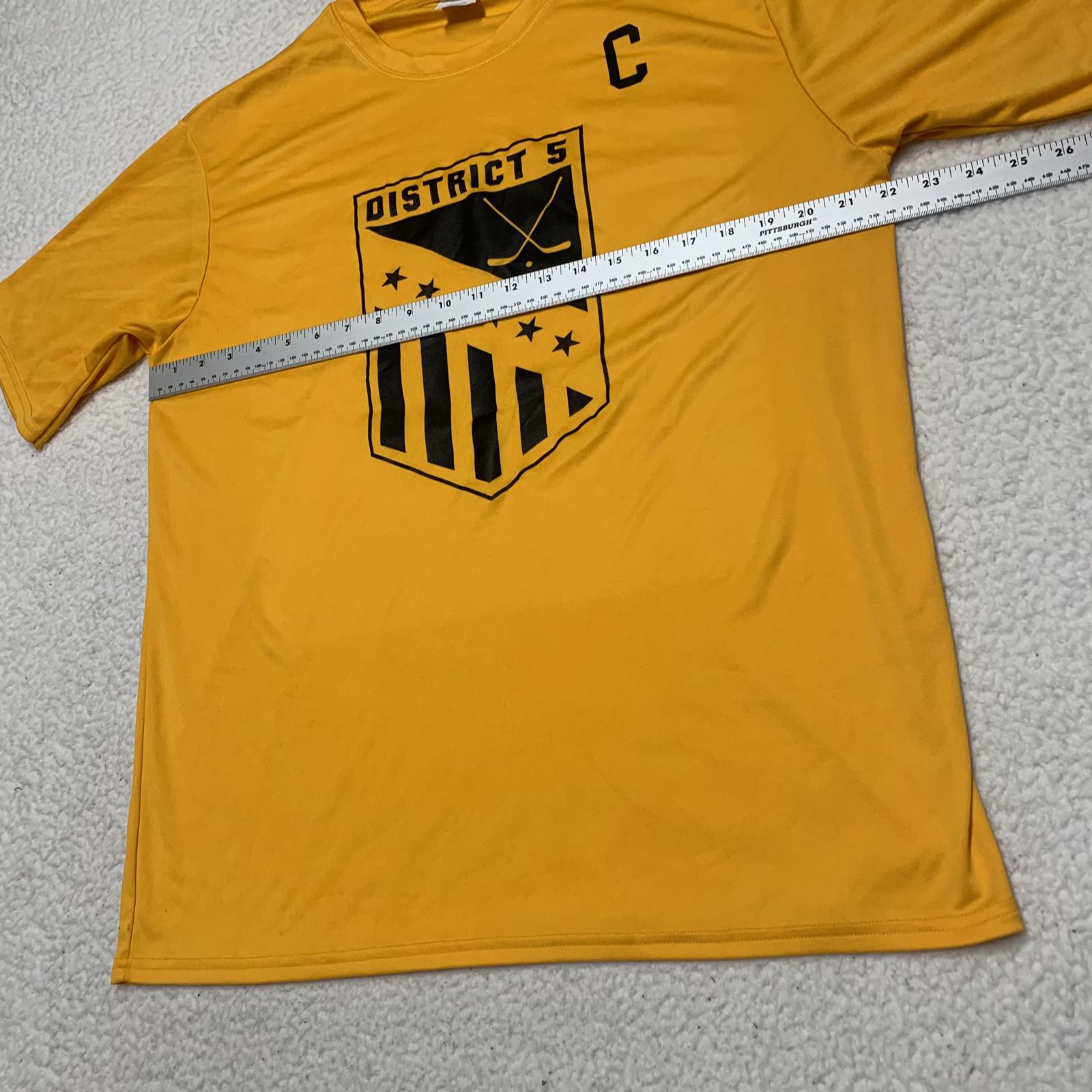 Camiseta de capitán de hockey del Distrito 5, amarilla, talla grande, para hombre de Port &amp; Company