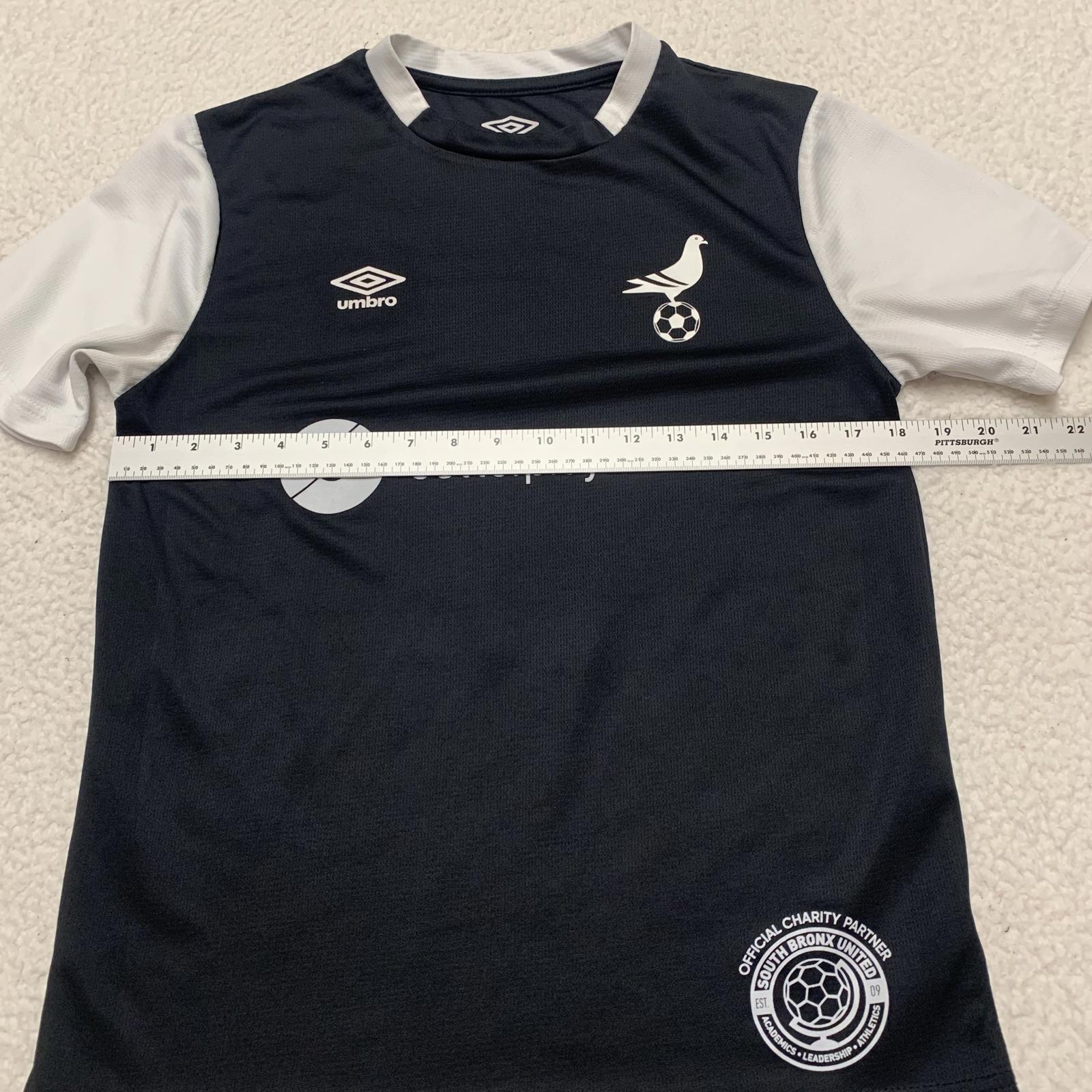 Camiseta de fútbol unisex Umbro NYC Footy negra, talla pequeña para jóvenes