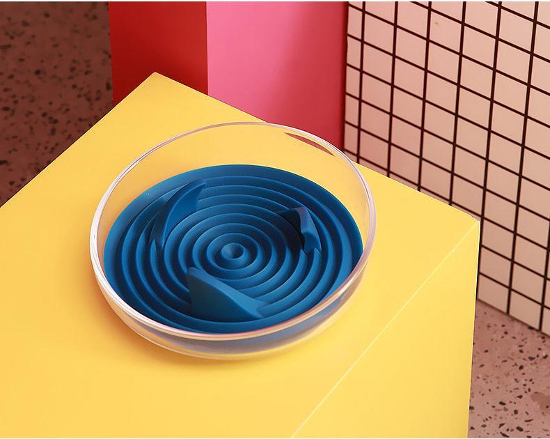 Comedero moderno de alimentación lenta para mascotas con forma de aleta de tiburón 'Cirlicue' de Pet Life ®